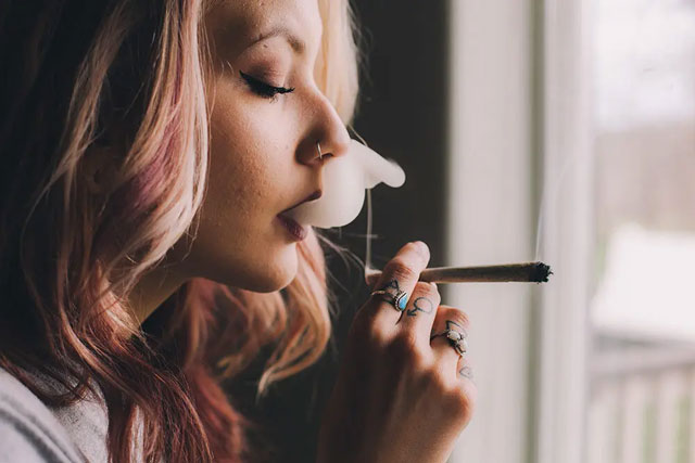 Mädchen konsumiert starkes legales Cannabis