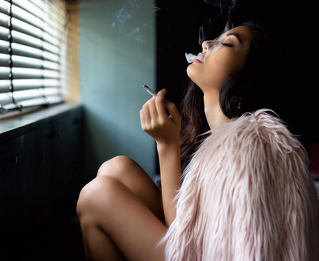 Chica de cáñamo legal fuma sola