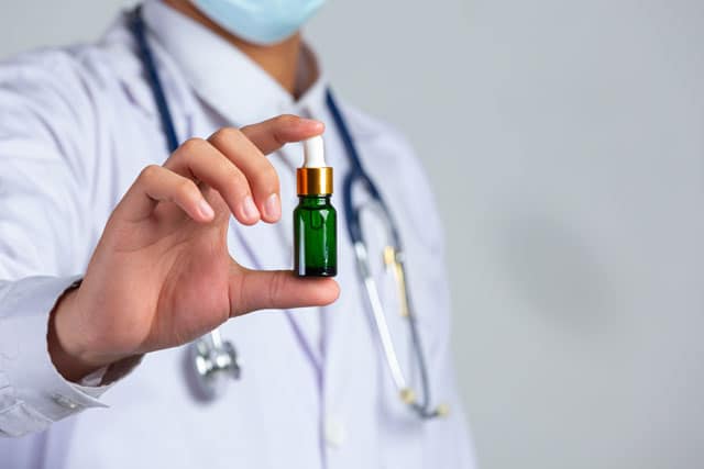 Médecin avec bouteille d’huile de CBD