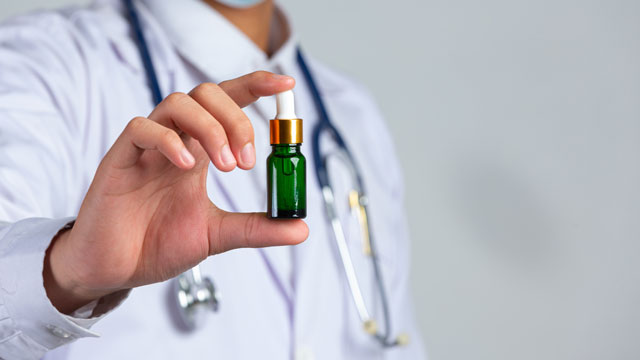 medico con bottiglia di olio cbd per sesso